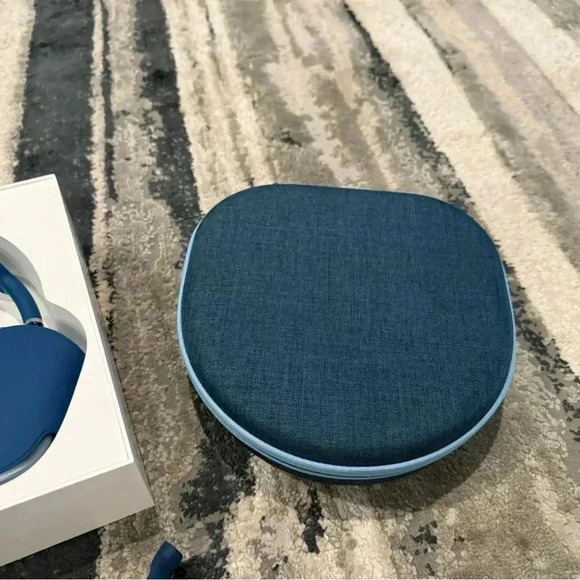 Sky Blue AirPod Pro Max barley used - Picture 3 of 14